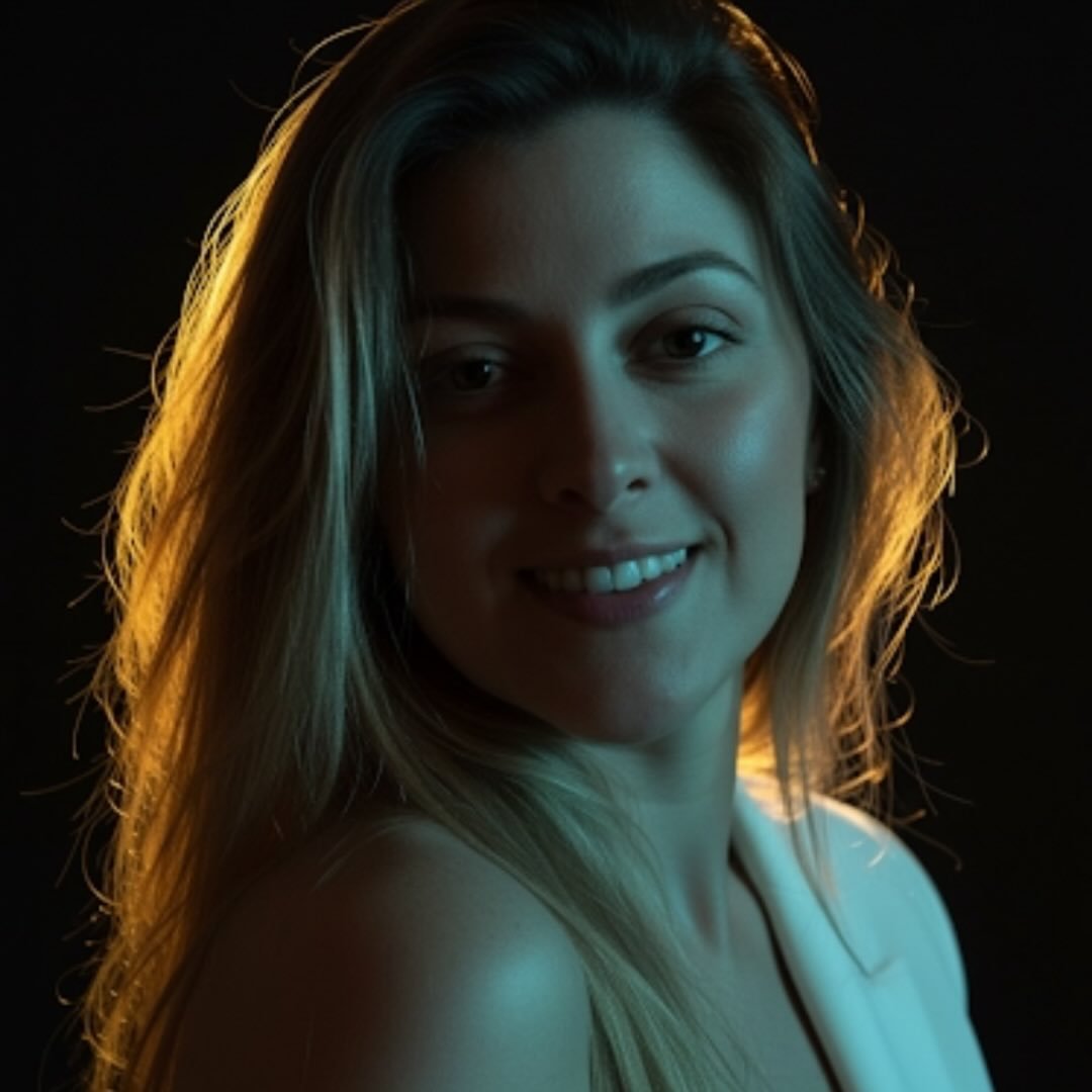 Dentista atendendo paciente em consultório moderno